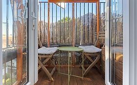 Modern Flat & Balcony In Historic West Kensington
